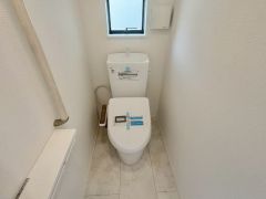 1階2階の2ヶ所にトイレがので、忙しい朝にも家族に気を使わず、ゆとりが生まれますね＾＾小窓付きで換気する時に便利です＾＾