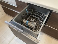 炊事時間を大幅に短縮できる食器洗浄乾燥機付き＾＾食器を洗う手間が減るので家族とのコミュニケーションの時間や自分の時間が増えますね。