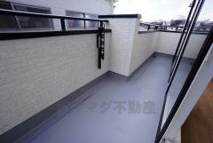2部屋から行き来できるバルコニー。十分な広さがあるので一度にたくさんの洗濯物を干すことができますね＾＾
