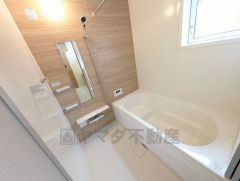 窓付き・浴室乾燥機で換気・雨の日の洗濯もばっちり＾＾明るく清潔にたもてるバスルームです＾＾