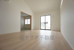 同仕様写真。現況と異なる場合は現況を優先します。おしゃれなキッチンを中心とした開放的なリビング。