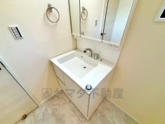 洗面台、洗濯機置き場、バスルームが連なっている、生活導線の考えられた作りになっています。