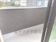 陽当たりの良いバルコニーです。お洗濯やお布団干しはもちろん、日光浴スペースにも。足元は防水工事施工済です。