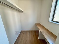 玄関入ると、1階にファミリークロークを設けました＾＾キッチンにもつながっているので、上着をかけてそのままリビングにもいけますよ。