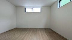 ナチュラルなカラーを基調とした洋室。クローゼットが設けられているので、すっきりと整理整頓でき気持ちよく過ごせます。