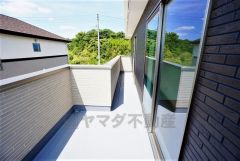 同仕様写真。現況と異なる場合は現況を優先します。 陽当たりの良いバルコニーです。お洗濯やお布団干しはもちろん、日光浴スペースにも。足元は防水工事施工済です。