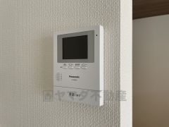 防犯性、セキュリティ対策に安心できるテレビモニター付きインターフォンです。セールスマン対策にもなり安心できます。