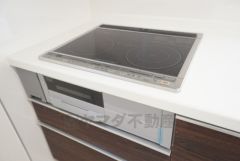 お手入れのしやすいIHクッキングヒーターです。3口コンロなので、効率よくお料理が楽しめます。毎日のお料理も楽しくなりますね＾＾
