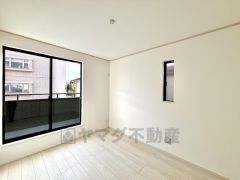 住む人のこだわりを活かす洋室＾＾日当たりがよく、寝室としての利用もおすすめ。広めのクローゼットもあり荷物もすっきり片付けれ、ゆとりのある暮らしが出来ます＾＾