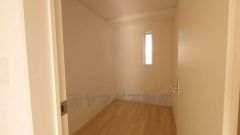 納戸収納です。広く使い勝手のよい納戸です 窓もあるので書斎としての利用も可能です