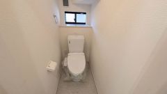 ウォシュレット付きトイレです。1階2階の2ヶ所にトイレがあるので、忙しい朝にもゆとりができますね＾＾