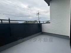 幅広のインナーバルコニーは多少の雨でも洗濯物を守ってくれ、家事を助けてくれること間違いなし。眩しすぎる日差しも和らげます。