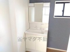 洗面台、洗濯機置き場、バスルームが連なっている、生活導線の考えられた作りになっています。