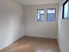 家具を選ばないナチュラルなフローリングとシンプルなクロスです＾＾ 2面採光を確保した爽やかな風を感じて起きる朝は、快適生活の始まりに。