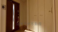 玄関扉から光の差し込む明るい玄関です。 シューズボックスで、玄関回りの収納に困りませんね＾＾