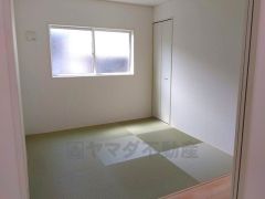 リビングからの続き間として和室をご用意しました。普段はリビングとつなげて開放的なスペースとして、来客時には客間としてお使いいただけます。
