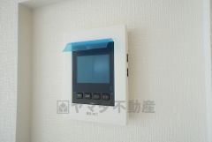 防犯性もばっちり、TVモニター付きインターホン完備。大きなモニターで玄関先を確認できます。録画機能が付いているので不在時の訪問者も確認できて安心です＾＾