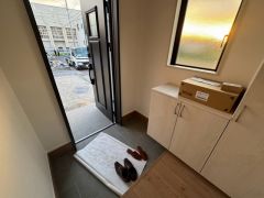 採光も考えられた明るい玄関です。たっぷり収納できるシューズボックス付きなので、家族全員の靴がきれいに整頓できます。