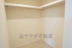 ウォークインクローゼット付き＾＾ハンガーパイプ下にボックスを置いて、枕棚を活用して、たっぷりと収納できそうです＾＾