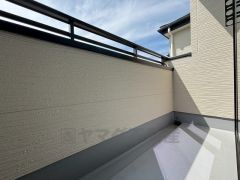 陽当たりの良いバルコニーです。お洗濯やお布団干しはもちろん、日光浴スペースにも。足元は防水工事施工済です。