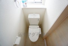 同仕様写真。温水洗浄機付トイレです。トイレは2ヶ所設けられているので、来客時にも気兼ねなく使えますね。