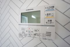 キッチン横からお湯張り、追い炊き、足し湯がボタン一つで楽々操作できる給湯機リモコンです＾＾忙しい夕飯の準備の時間帯に重宝しますね。