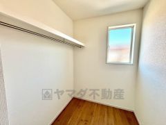 窓付きで明るく風通しの良いウォークインクローゼット。衣類や季節物をすっきり収納できます。