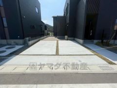 3台まで並列駐車できるので、急な来客時やお子様が成人して車を所有するようになっても安心です。