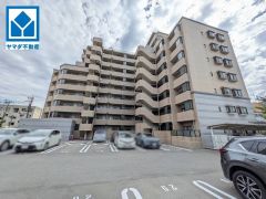 ゆとりある敷地に佇む存在感のあるマンション