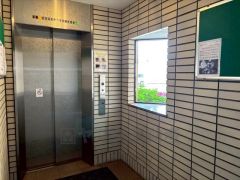 エレベーター完備。 重たい荷物を持っていても楽に上り下りできますね。週末にまとめ買いしても安心です。