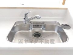 大きなお鍋も楽々洗える幅の広いシンクです＾＾ステンレスシンクなので簡単にお掃除できますよ。洗剤やスポンジもすっきりできる収納付き。