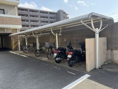屋根付き駐輪場。