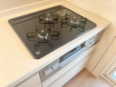 3種類の料理が同時に調理できる、3口ガスコンロ。忙しい朝食やお弁当作りも効率良くお料理できますね＾＾