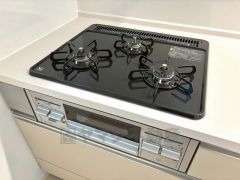 3種類の料理が同時に調理できる、3口ガスコンロ。忙しい夕食の支度時間が短縮できて効率よくお料理が楽しめます。