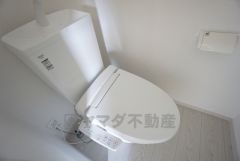 温水洗浄機付トイレです。節水機能もあるので、安心して使えますね。もちろん、1階2階の2ヶ所にトイレがあるので、忙しい朝にもゆとりができますね。