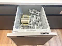 炊事時間を大幅に短縮できる食器洗浄乾燥機付き＾＾食器を洗う手間が減るので家族とのコミュニケーションの時間や自分の時間が増えますね。