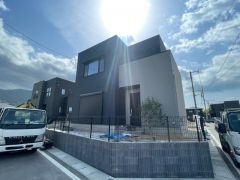 前面道路幅員約6ｍ。快適でゆとりのある生活空間で新生活を始めませんか＾＾