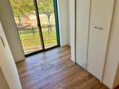 おしゃれなキッチンを中心とした開放的なリビング＾＾大きな窓は一日中光を取り込み、明るい空間を作ってくれます＾＾