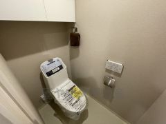 壁リモコンタイプのウォシュレット付き。すっきりした見た目で、トイレ奥の掃除もしやすいです。