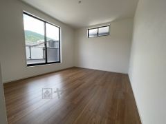 バルコニーに面したお部屋で収納も充実しています。室内が広いので、大きなベッドやテレビを置いてもゆったり使えそうです。