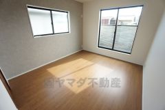 バルコニーに面した洋室です。大きな窓からやわらかな陽が差し込む明るいお部屋です。寝室としてもおすすめです。