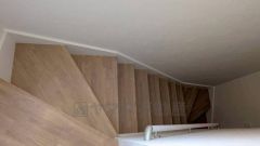 手すり付き階段。