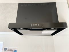 ファンやフィルターが見えにくいレンジフード。パッと視界に入っても細部までは見えにくく、オシャレでインテリアデザインの一部になりますね＾＾