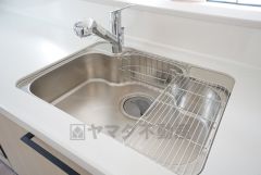 広々とした凸型シンクに洗剤ポケットを標準装備。大きなお鍋など洗いやすいです。洗剤や石鹸、スポンジもすっきりできる収納付き。
