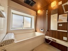 1日の疲れを癒すくつろぎのバスルーム。足を伸ばしてもゆったりと入れるサイズです。お子様と一緒にお風呂に入っても狭くないですね＾＾