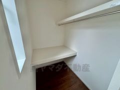 敷布団も収納できる使い勝手の良いウォークインクローゼットです。