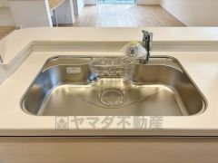 大きなお鍋も楽々洗える幅の広いシンクです＾＾ステンレスシンクなので簡単にお掃除できますよ。洗剤やスポンジもすっきりできる収納付き。
