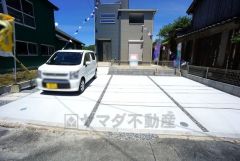 停めやすい広々とした並列3台分の駐車スペースなので来客時も安心ですね。