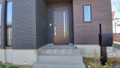 家の顔となる玄関扉がかっこいいと、たくさんの人を招き入れたくなりますね＾＾奥まって設置されており、雨にも濡れにくくなっています。