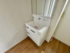 三面鏡にハンドシャワー付きで使いやすい洗面台です＾＾鏡裏と洗面ボウル下に収納付きの洗面台なので、整理整頓ができスッキリと使えます＾＾